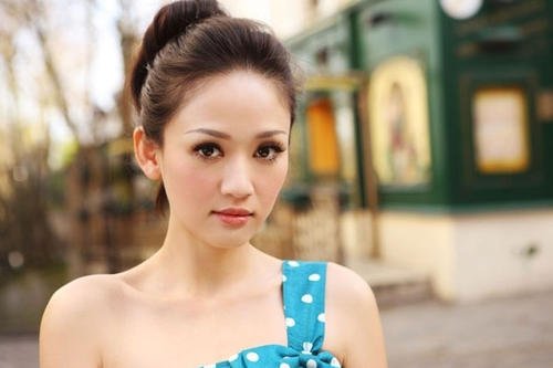 陈乔恩与名媛聚会,同款鼻子抢镜,你觉得她是否有整容?