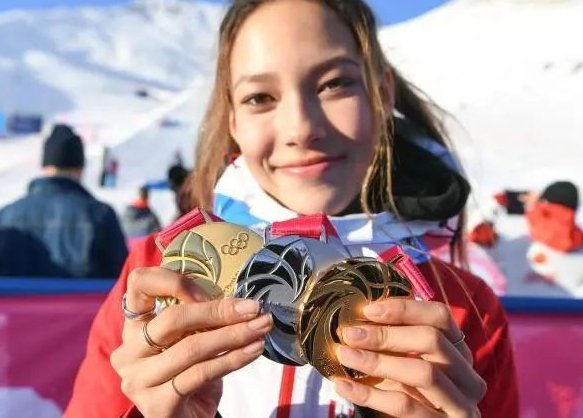 小学生喊话谷爱凌来深圳教滑雪,谷爱凌在滑雪方面取得了怎样的成绩?