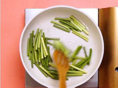 蒜苔炒鸡蛋的做法步骤