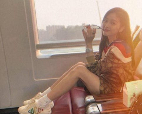 杨超越在节目中脱鞋为什么被喷？