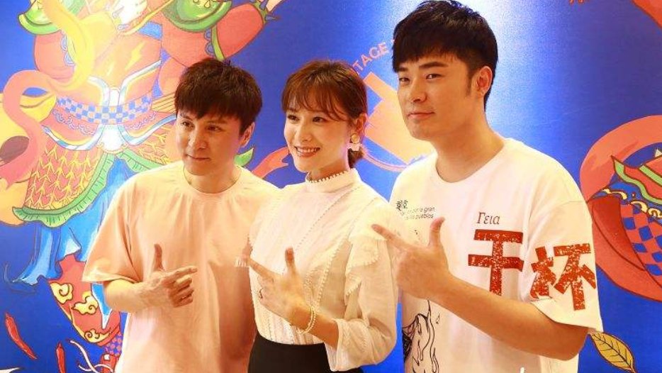 密子君“大驾”吴昕餐厅，一人吃光15份菠萝饭，平常人能吃15份炒饭吗？