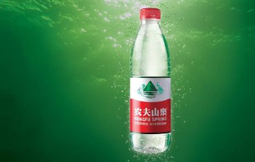 农夫山泉对于顾客爆料未开封瓶装水现蛆虫一事,做出了什么回应?