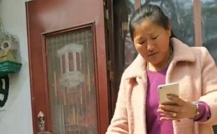 大衣哥真会赚钱!在家干活嫂子拿三部手机直播!网友:真是厉害啊,咋看?