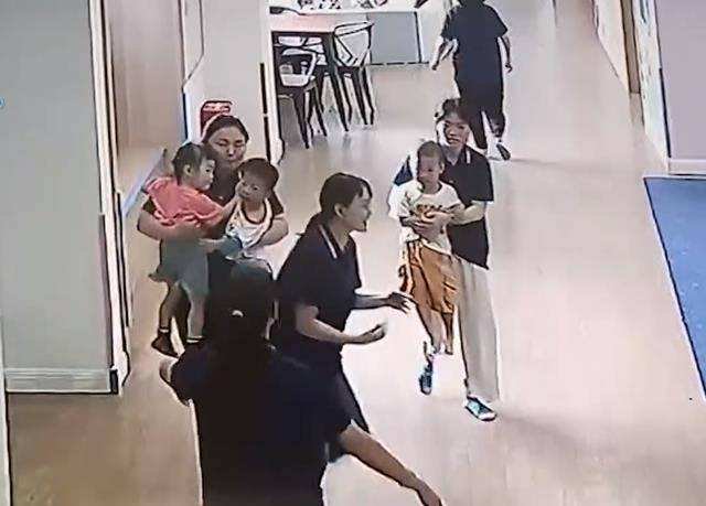 监控记录下感人一幕！地震时幼师一人抓俩娃有序撤离，此举动体现出什么？