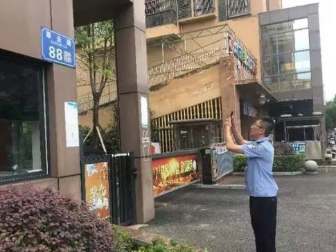 重庆一小区内疑似有人抢小孩，遭居民围堵！当地警方如何回应这件事的？