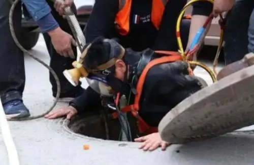 央网评男孩掉下水道失联：“窨井吃人”顽疾必须治，此事的关键问题是什么？