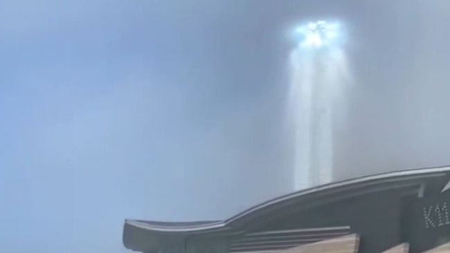 沈阳天空出现巨型光柱,这一现象是如何形成的?