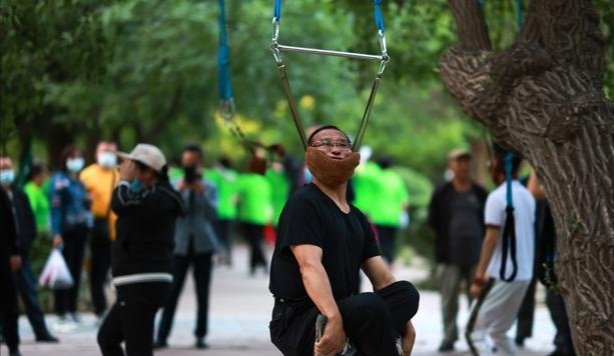 沈阳大爷大妈把头挂树上锻炼上热搜，你如何看待这种现象？