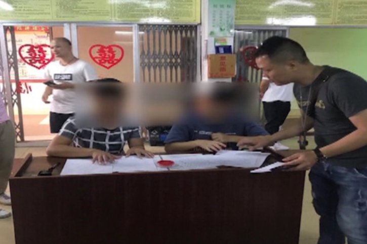 迷惑！逃犯自首请求先领结婚证，女方到底看上他啥了？