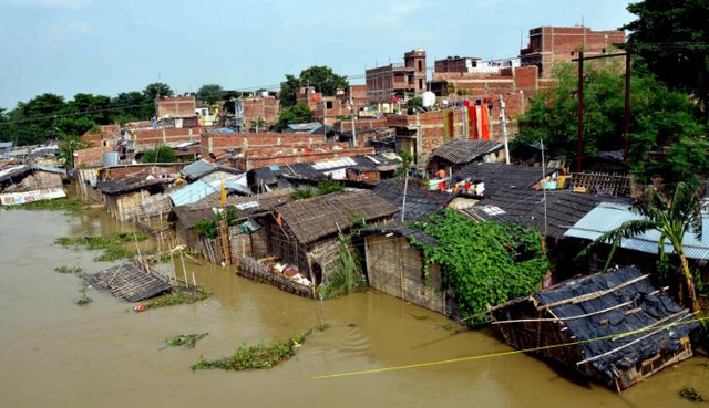 印度西部一建筑物倒塌，是什么原因导致的？