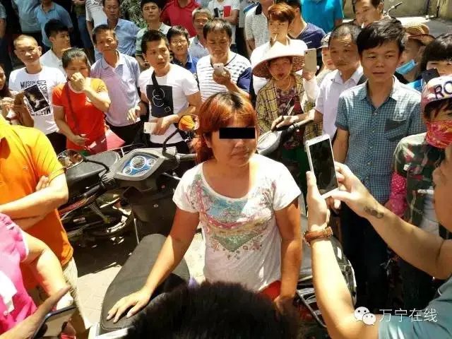 重庆一小区内疑似有人抢小孩，遭居民围堵！当地警方如何回应这件事的？