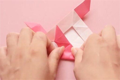 怎么用一张纸折玫瑰花?