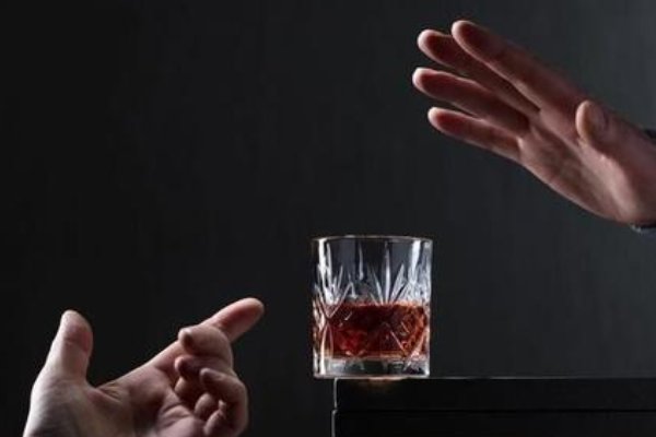 53岁陈小春被嘲没教养,宴席上乱翻菜,这样的行为是不是很让人讨厌?