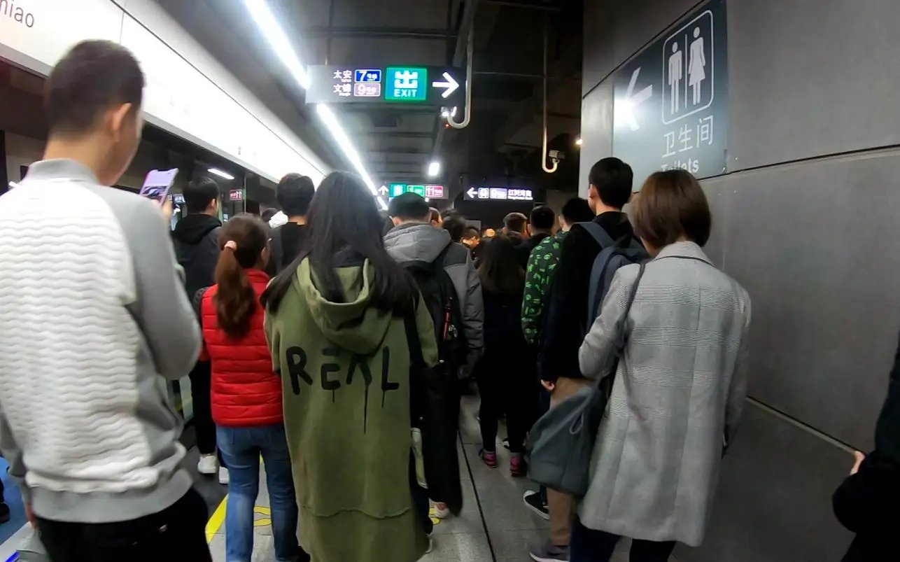 深圳复工复产后，市民扛电脑上班，深圳的街头有多拥挤？