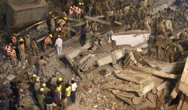 印度西部一建筑物倒塌，是什么原因导致的？