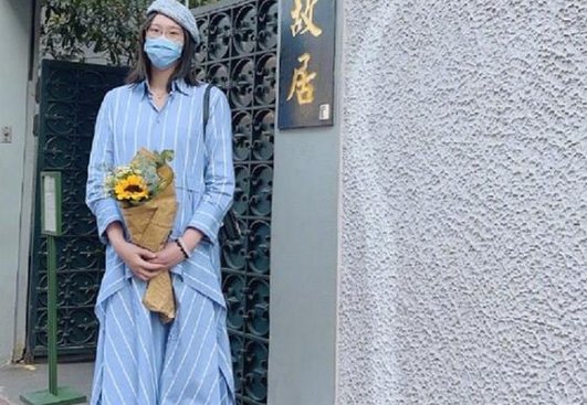 前女排队长惠若琪挺孕肚出游，戴眼镜贝雷帽，生活有多精致？