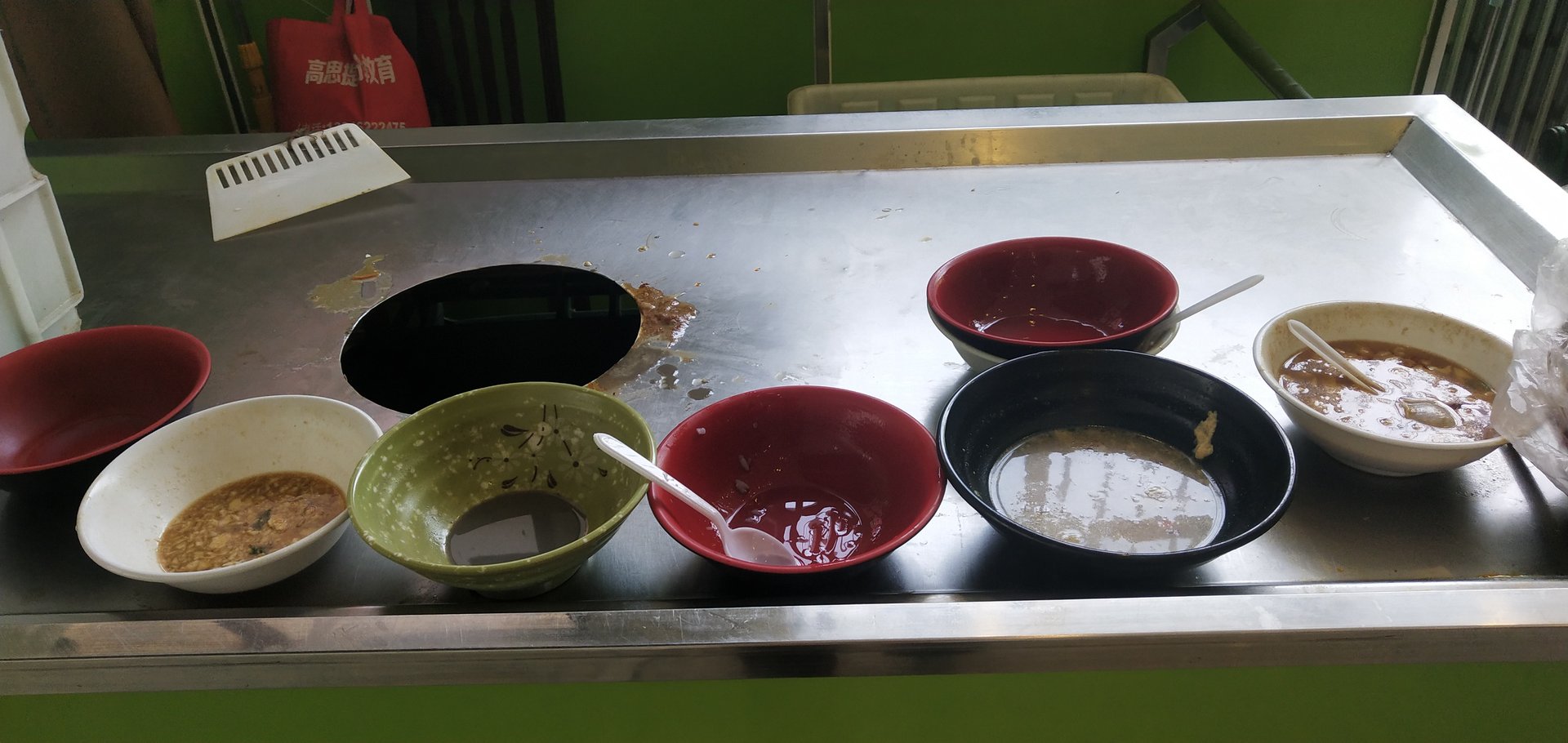 河南洛阳，网红小吃街环卫工凌晨才能下班，我们该呼吁什么？