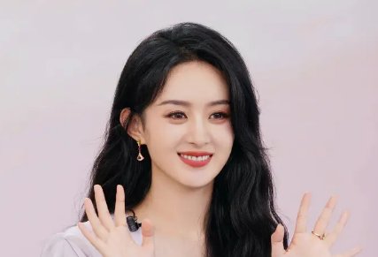 赵丽颖直播状态超能打，卷发纱裙造型似仙女，她在娱乐圈里有多努力？