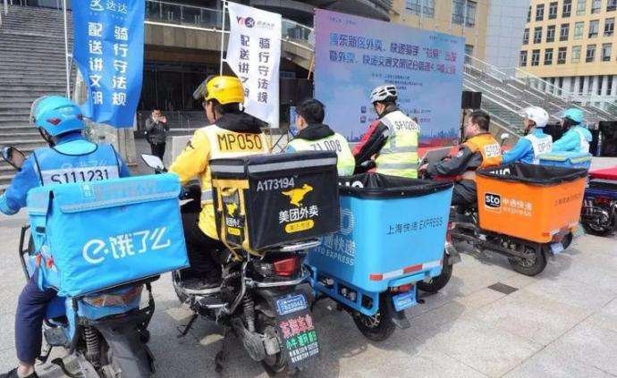 外卖小哥台风天紧抱路边柱子，恶劣天气应该暂停外卖服务吗？