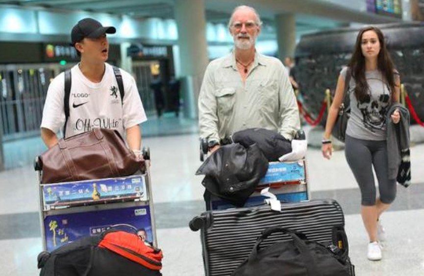 卢靖姗71岁父亲爬山时去世,曾参演过哪些作品?