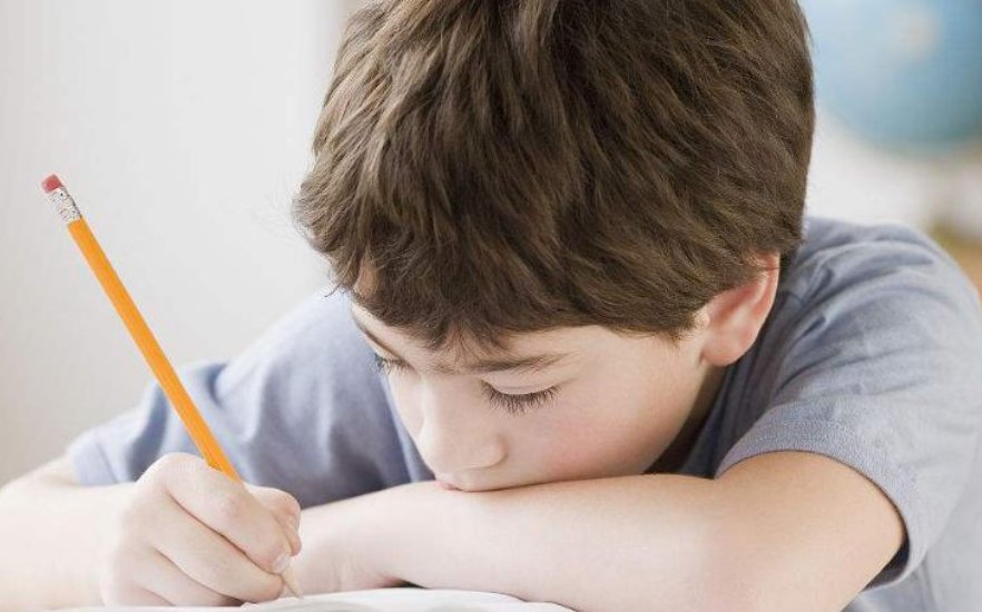 浙江小姑娘一做数学就眼睛过敏，眼睛肿到睁不开，这到底是什么原因导致的？