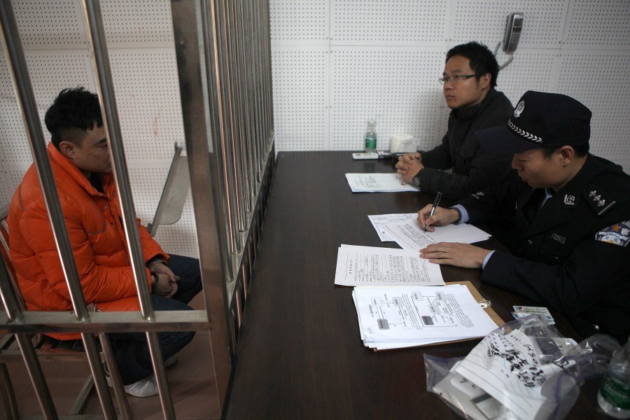 湖南男子行凶未被羁押后,故意驾车撞死母子二人,谁该为此事负责?