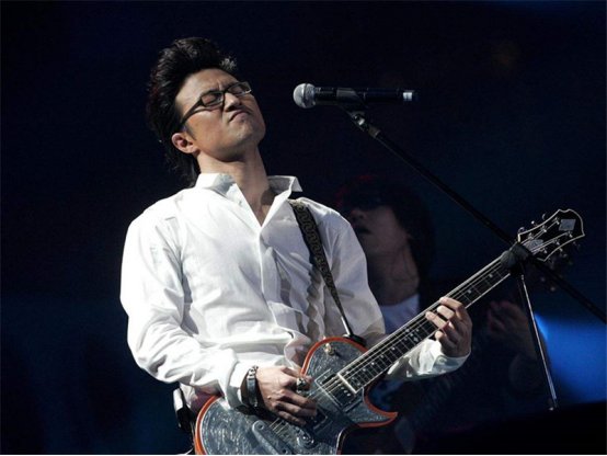 汪峰深夜现身酒吧,送美女回家却不见章子怡,情史丰富的他不怕老婆吃醋吗？