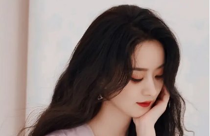 赵丽颖直播状态超能打，卷发纱裙造型似仙女，她在娱乐圈里有多努力？