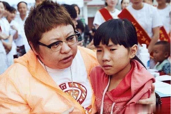 韩红凌晨四点扫大街做公益，韩红是许多明星的榜样吗？