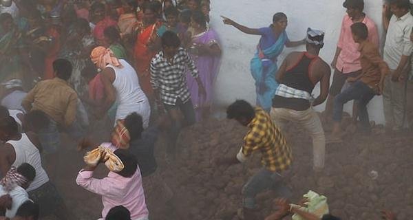 印度上千村民互扔牛粪，现场粪便满天飞乱作一团，他们为何这么做？