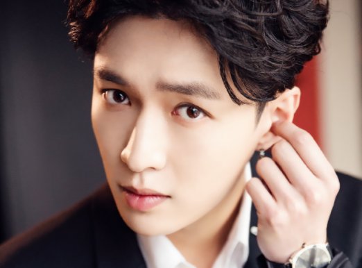 张艺兴镜头前叫“杨紫女士”，镜头后叫“紫姐”，这是为何呢？