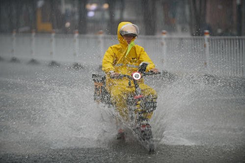 外卖小哥台风天紧抱路边柱子，恶劣天气应该暂停外卖服务吗？