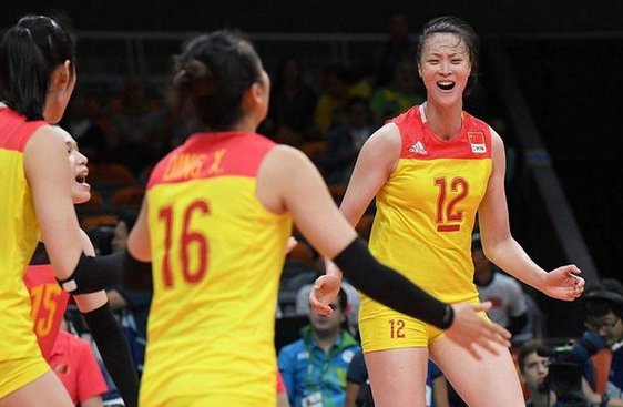 前女排队长惠若琪挺孕肚出游，戴眼镜贝雷帽，生活有多精致？