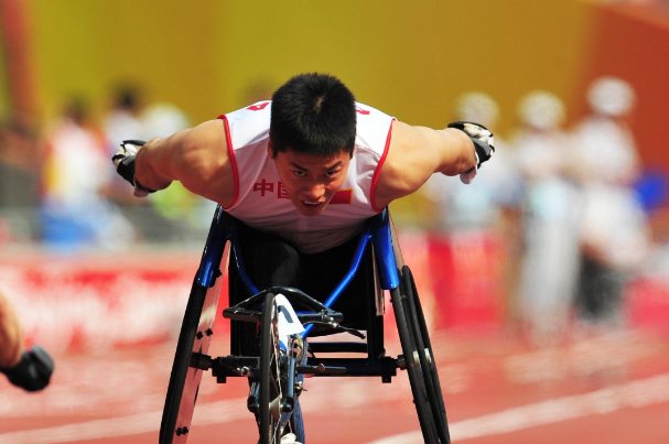 边静残奥会夺冠后帮对手推轮椅，这样的赛场友谊有让你感动吗？