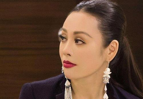 宁静摸粉丝丝袜，自己又不是不能穿，为啥摸人家的？