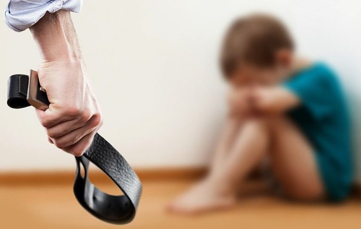 江苏“虎爸”暴打儿子将视频发家长群，你觉得家长这么做对吗？