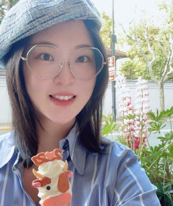 前女排队长惠若琪挺孕肚出游，戴眼镜贝雷帽，生活有多精致？
