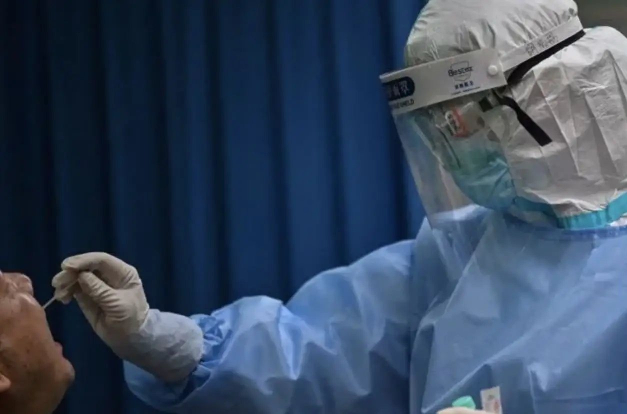 深圳复工复产后，市民扛电脑上班，深圳的街头有多拥挤？