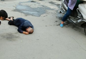 “老子就是黑社会”张家口花臂男当街暴打老人，他为何如此嚣张？