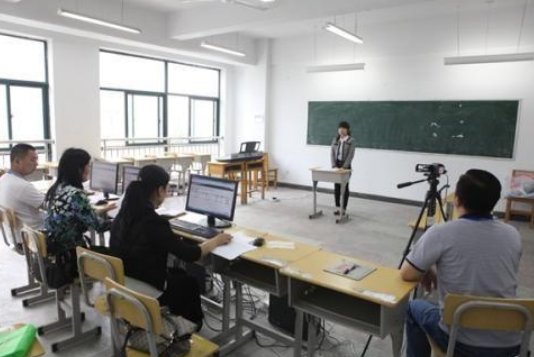 教师资格证面试时考官中途叫停是怎么回事