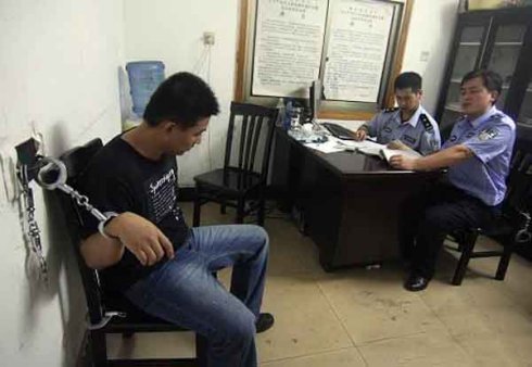 湖南男子行凶未被羁押后，故意驾车撞死母子二人，谁该为此事负责？