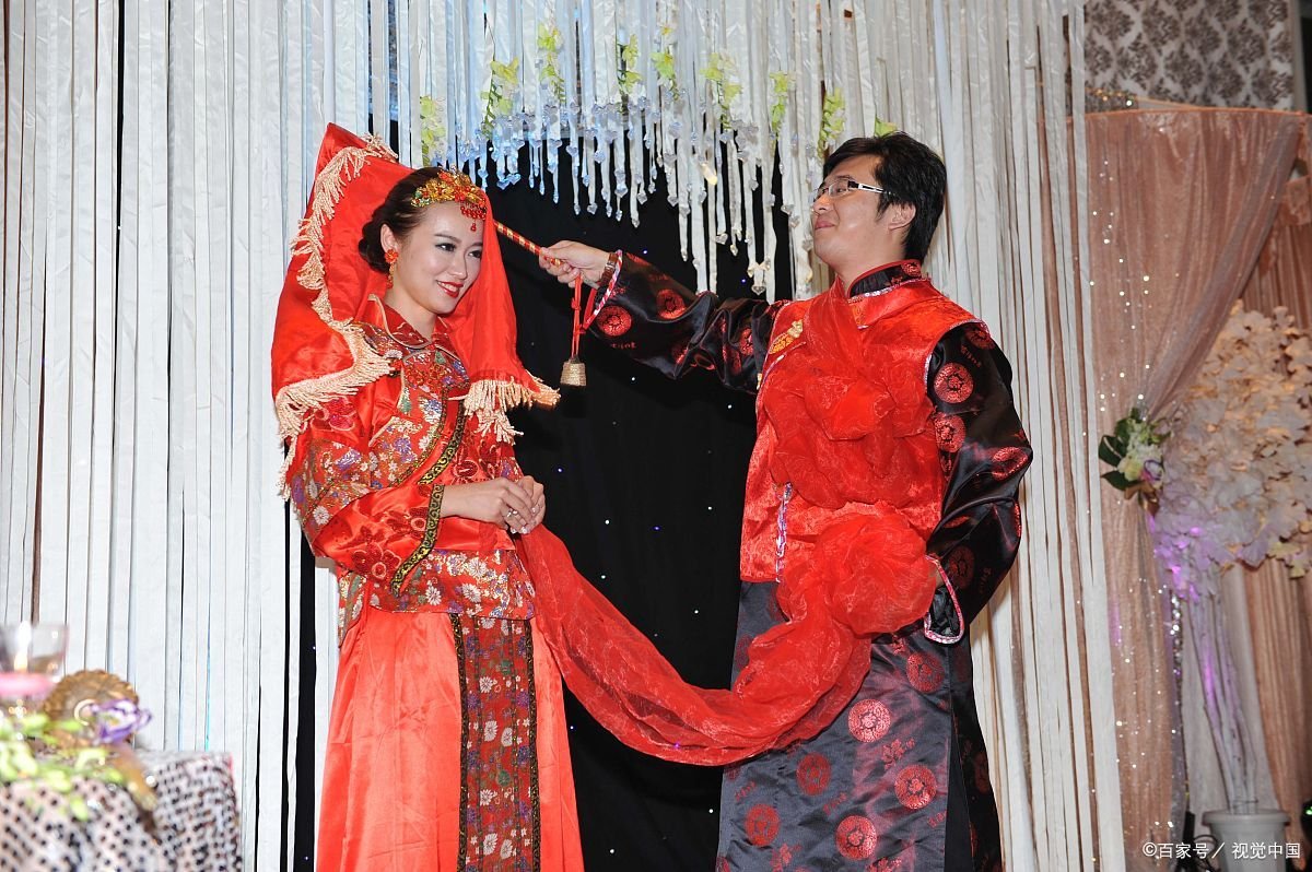 中式结婚礼服如何选择呢，款式都有什么呢？