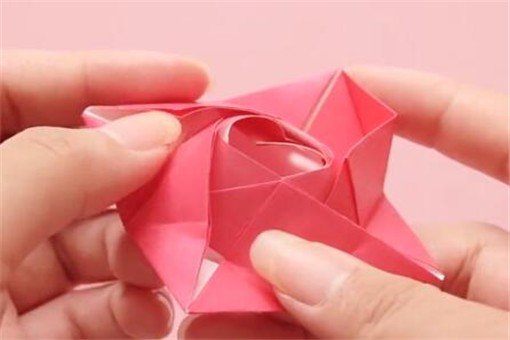 怎么用一张纸折玫瑰花?