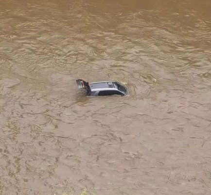 云南昆明一女子驾车坠河不幸身亡,导致坠河事故的原因是什么?