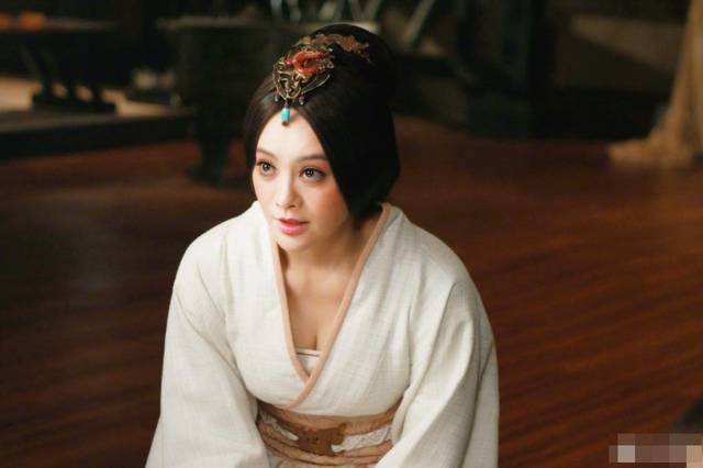 宁静摸粉丝丝袜，自己又不是不能穿，为啥摸人家的？