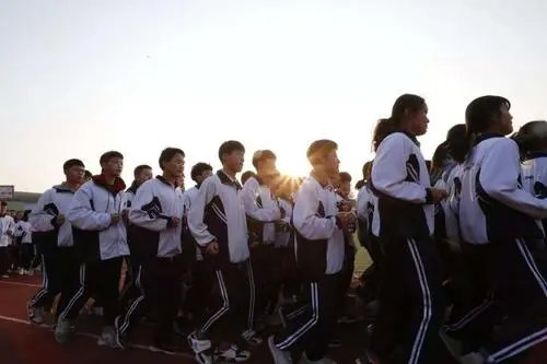 河南一高三男生在学校跑操时猝死,家属该如何维权?