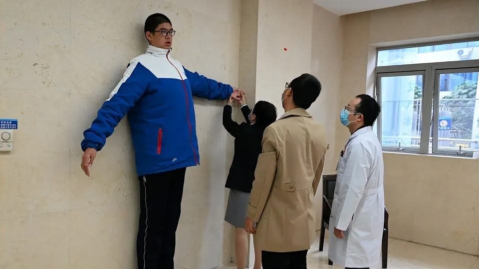 四川14岁男孩身高创吉尼斯记录,身高对他的生活带来了哪些影响?