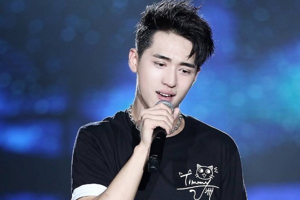 许魏洲恋情曝光 许魏洲女友周雨彤个人资料为什么不火？