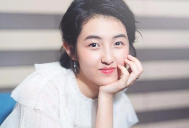 张子枫晒怼脸自拍,你觉得张子枫的颜值如何?