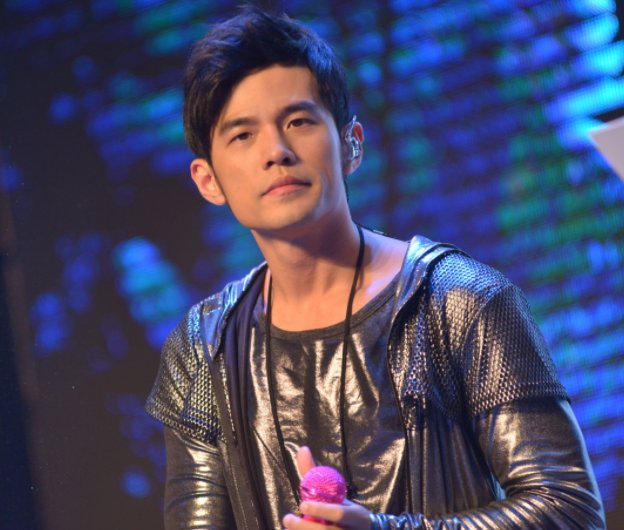 周杰伦晒照官宣三胎女儿出生收获祝福，周杰伦为何能被称为“人生赢家”？